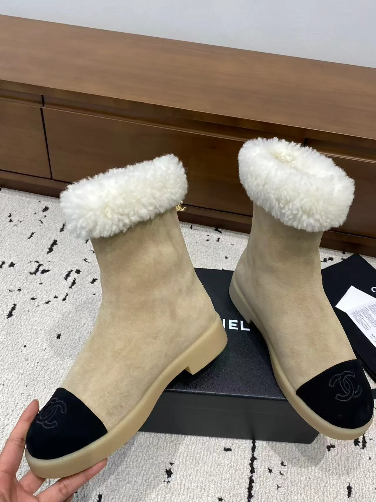 👟👟Ex-factory price 700👟👟 🍀Chanel 2025 autumn and winter furry snow boots. Chanel new autumn and winter genuine wool slippers and boots. Xiaoxiang’s 2025 autumn and winter most beautiful snow boots. Classic, beautiful and warm snow boots❤️Super warm! It's enough to have it this winter, it's really beautiful and fairy~ Materials and craftsmanship: The upper is made of custom sheepskin/wool/sheepskin, and the inner pads are all made of wool. It feels very soft and comfortable! The sole is the original TPU outsole Size: 35-39 (40.41 customized, non-refundable)
